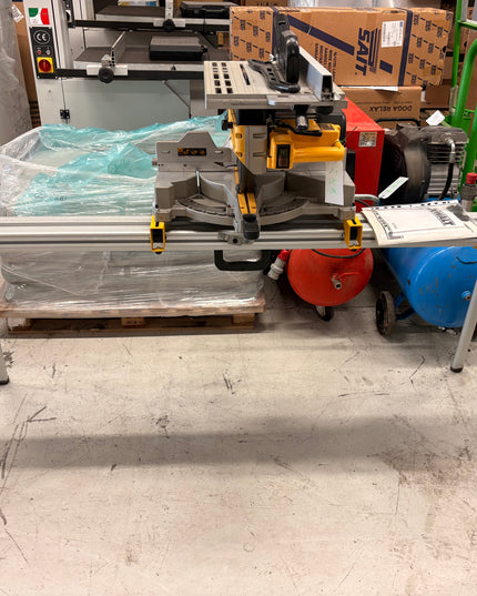 Scie à onglets DeWalt d'occasion avec table 