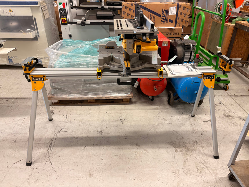 Scie à onglets DeWalt d'occasion avec table 