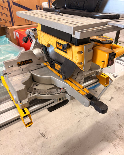 Scie à onglets DeWalt d'occasion avec table 