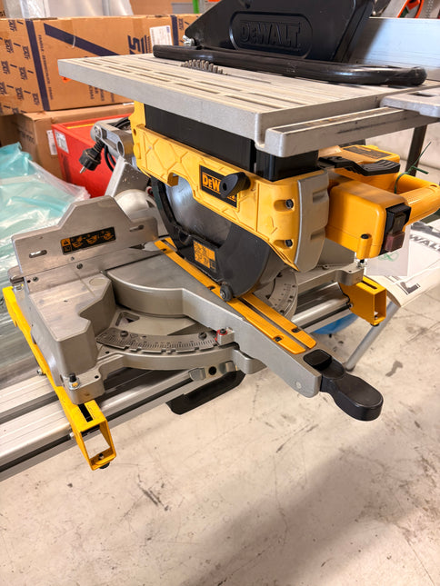 Scie à onglets DeWalt d'occasion avec table 
