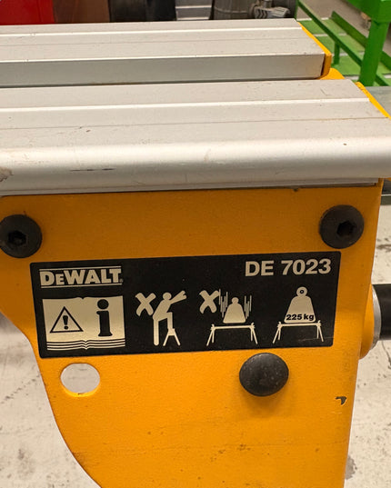 Scie à onglets DeWalt d'occasion avec table 