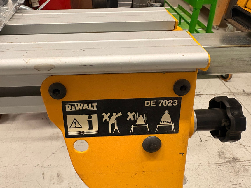 Scie à onglets DeWalt d'occasion avec table 