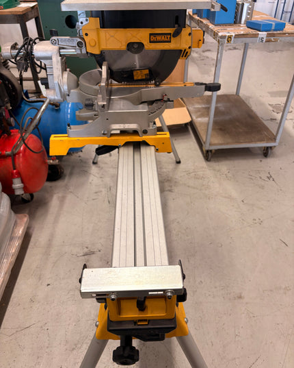 Scie à onglets DeWalt d'occasion avec table 