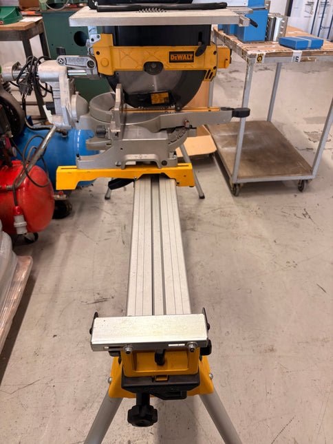 Scie à onglets DeWalt d'occasion avec table 